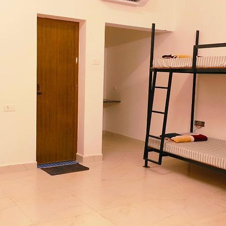 Mitra Hostel วากาตอร์ ภายนอก รูปภาพ