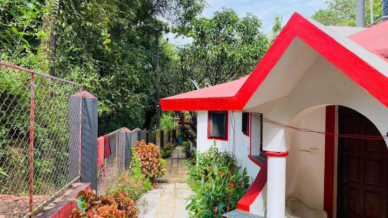 Mitra Hostel วากาตอร์ ภายนอก รูปภาพ