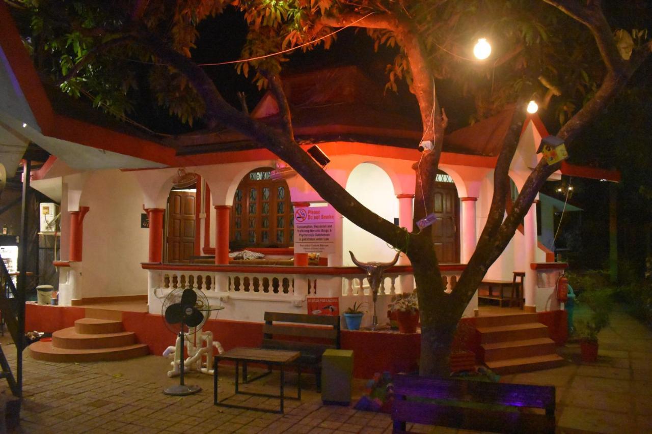 Mitra Hostel วากาตอร์ ภายนอก รูปภาพ