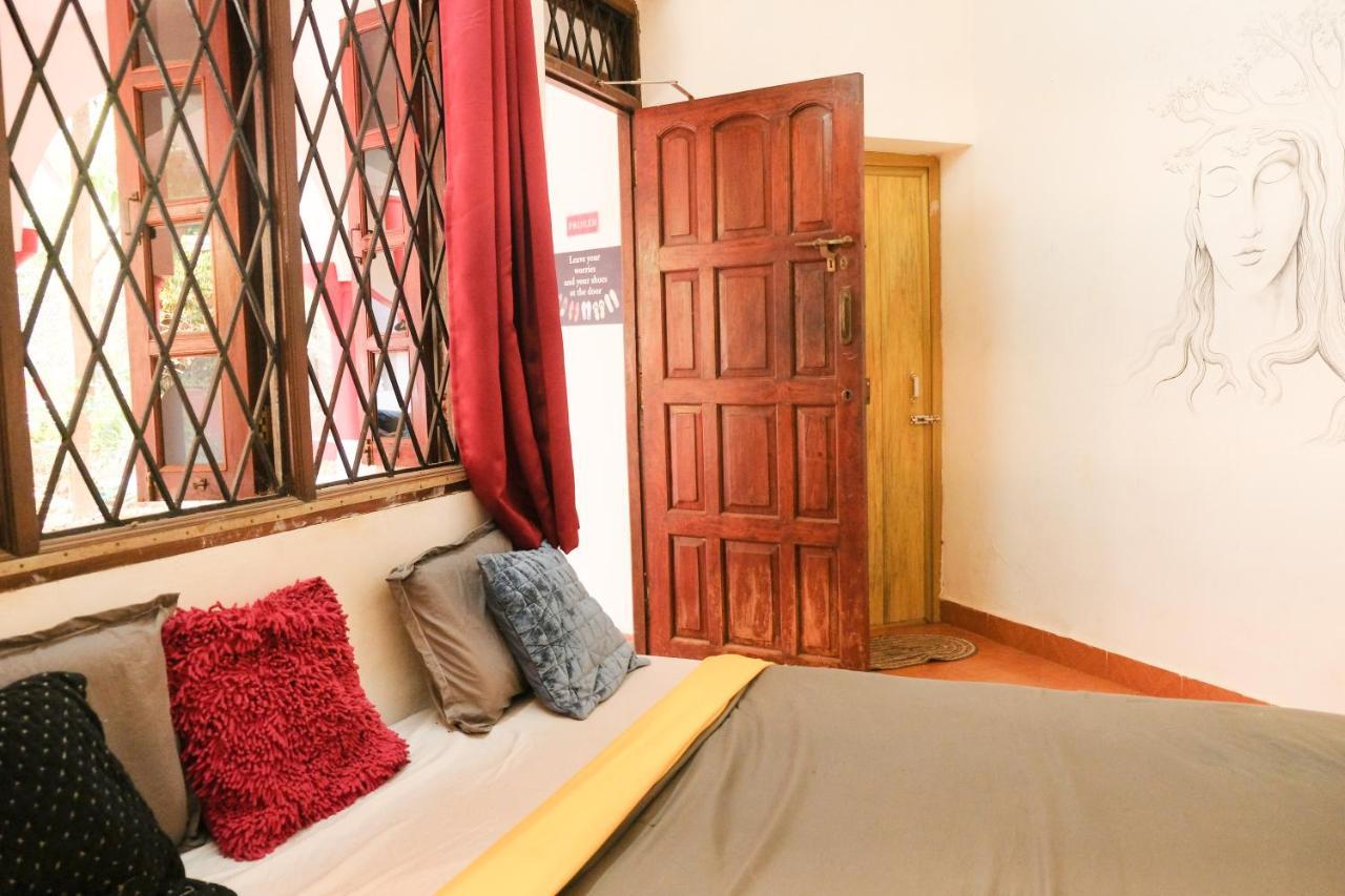 Mitra Hostel วากาตอร์ ภายนอก รูปภาพ