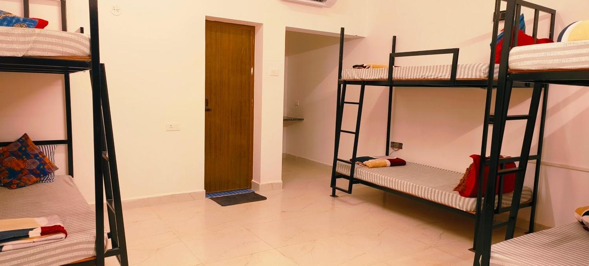 Mitra Hostel วากาตอร์ ภายนอก รูปภาพ
