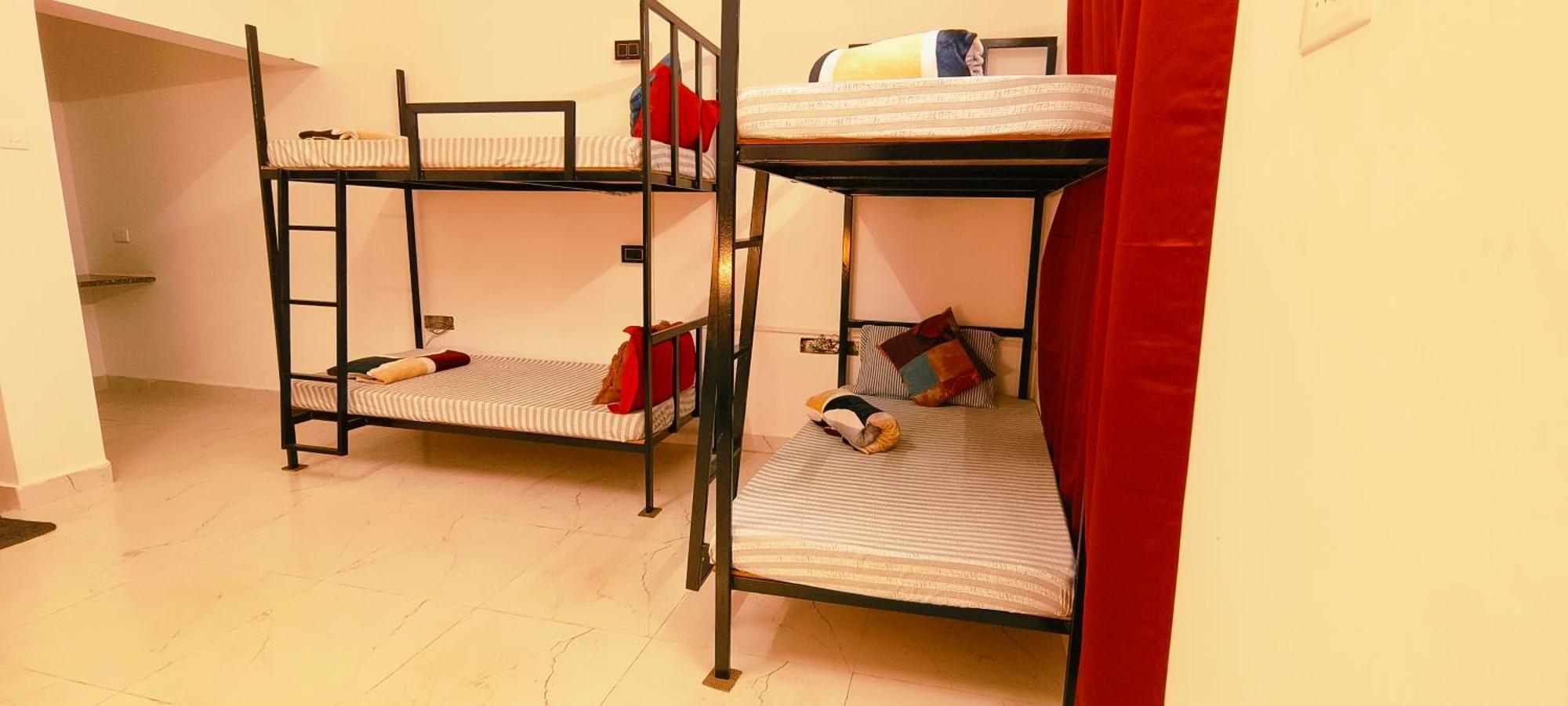 Mitra Hostel วากาตอร์ ภายนอก รูปภาพ