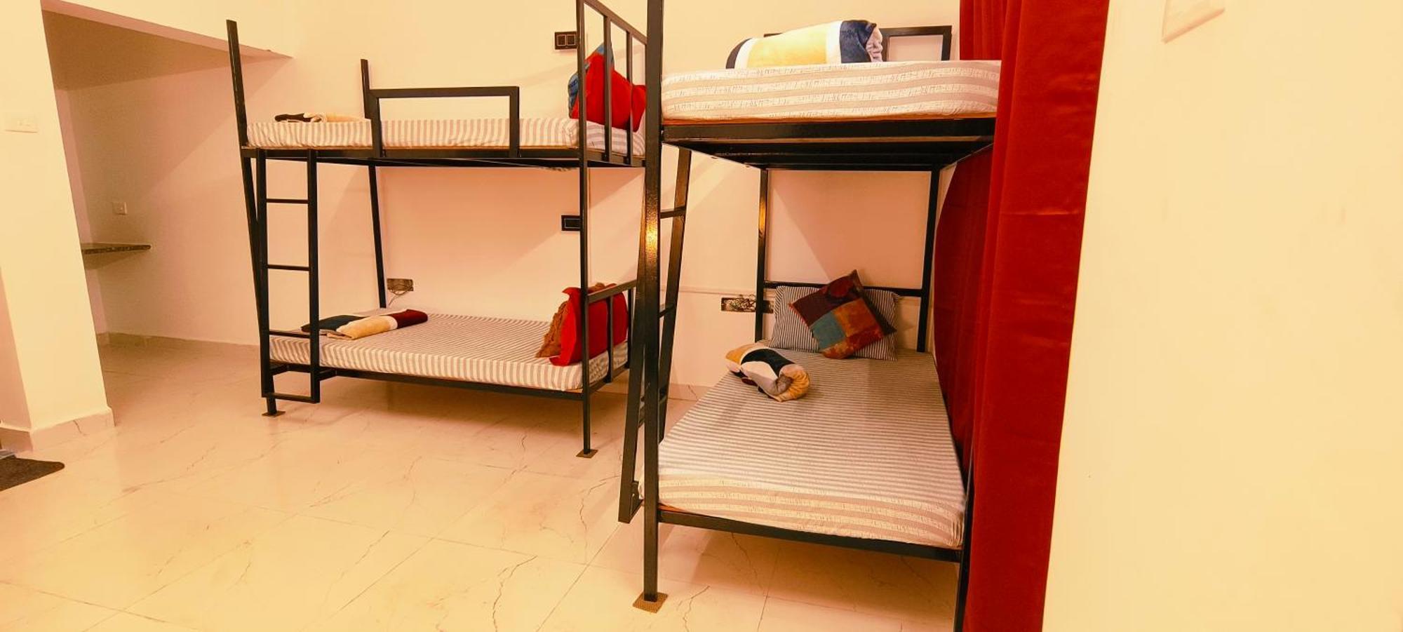 Mitra Hostel วากาตอร์ ภายนอก รูปภาพ