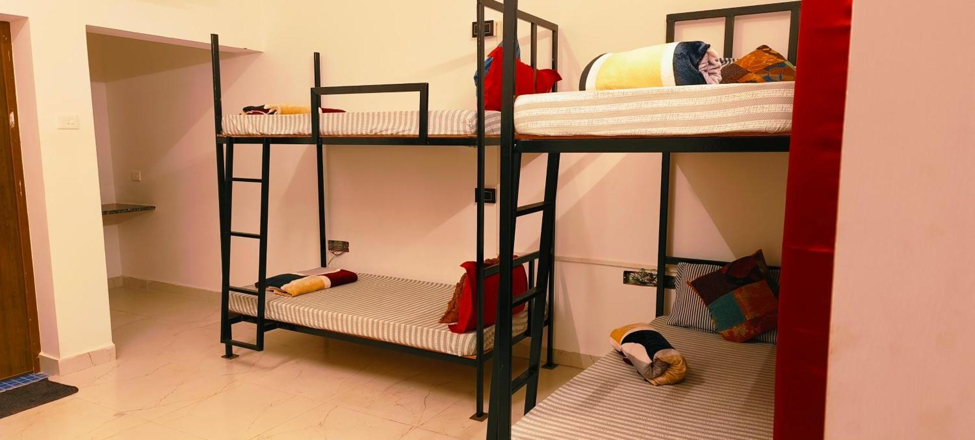 Mitra Hostel วากาตอร์ ภายนอก รูปภาพ