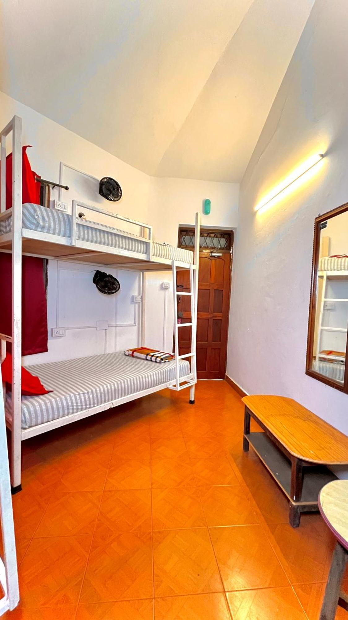Mitra Hostel วากาตอร์ ภายนอก รูปภาพ