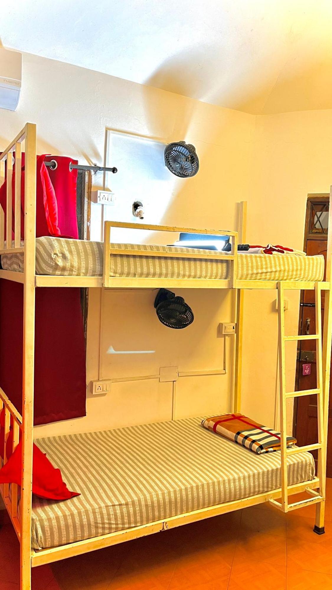 Mitra Hostel วากาตอร์ ภายนอก รูปภาพ